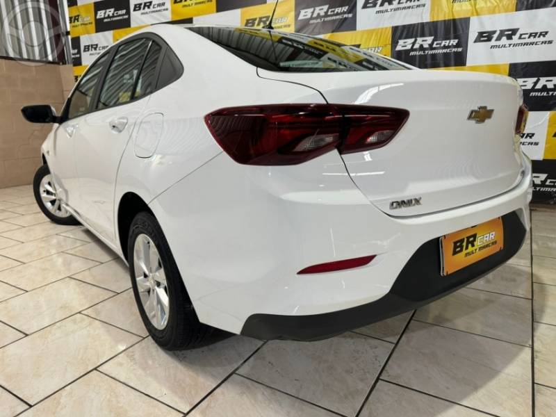 CHEVROLET - ONIX 1.0 LT PLUS 4P FLEX MANUAL - 2022/2023 - BRANCA - R$ 73.900,00