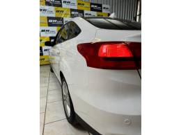 FORD - FOCUS 2.0 SE SEDAN 16V FLEX 4P AUTOMÁTICO - 2017/2018 - BRANCA - R$ 63.900,00