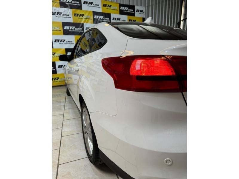 FORD - FOCUS 2.0 SE SEDAN 16V FLEX 4P AUTOMÁTICO - 2017/2018 - BRANCA - R$ 63.900,00