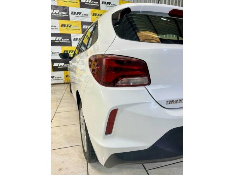 CHEVROLET - ONIX 1.0 LT 12V FLEX 4P MANUAL - 2022/2023 - BRANCA - R$ 71.900,00