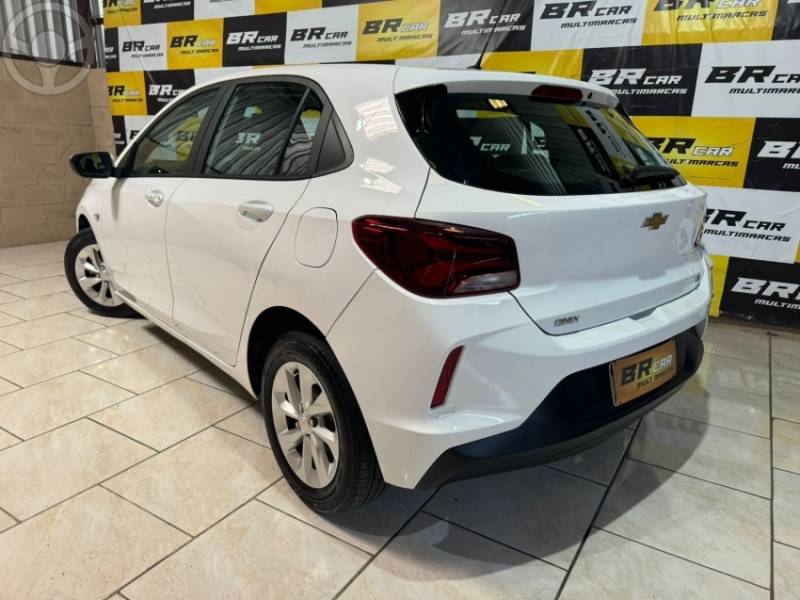 CHEVROLET - ONIX 1.0 LT 12V FLEX 4P MANUAL - 2022/2023 - BRANCA - R$ 71.900,00