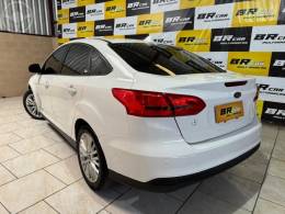 FORD - FOCUS 2.0 SE SEDAN 16V FLEX 4P AUTOMÁTICO - 2017/2018 - BRANCA - R$ 63.900,00