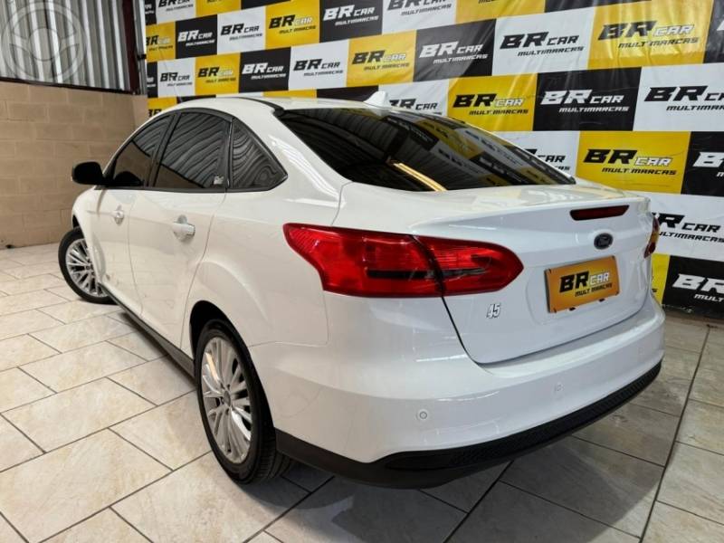 FORD - FOCUS 2.0 SE SEDAN 16V FLEX 4P AUTOMÁTICO - 2017/2018 - BRANCA - R$ 63.900,00