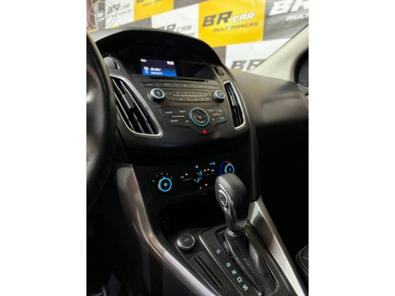 FORD - FOCUS 2.0 SE SEDAN 16V FLEX 4P AUTOMÁTICO - 2017/2018 - BRANCA - R$ 63.900,00