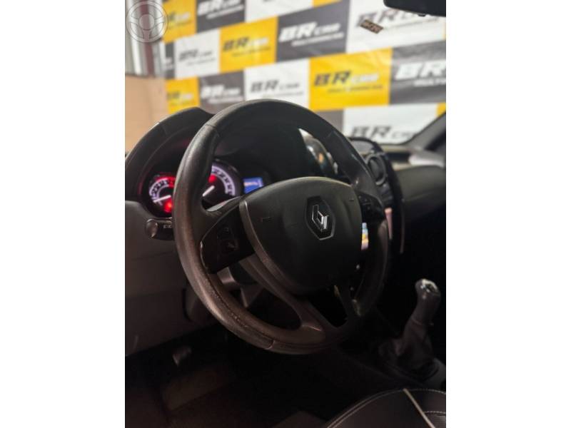RENAULT - DUSTER OROCH 1.6 16V FLEX DYNAMIQUE 4P MANUAL - 2015/2016 - PRATA - R$ 69.900,00