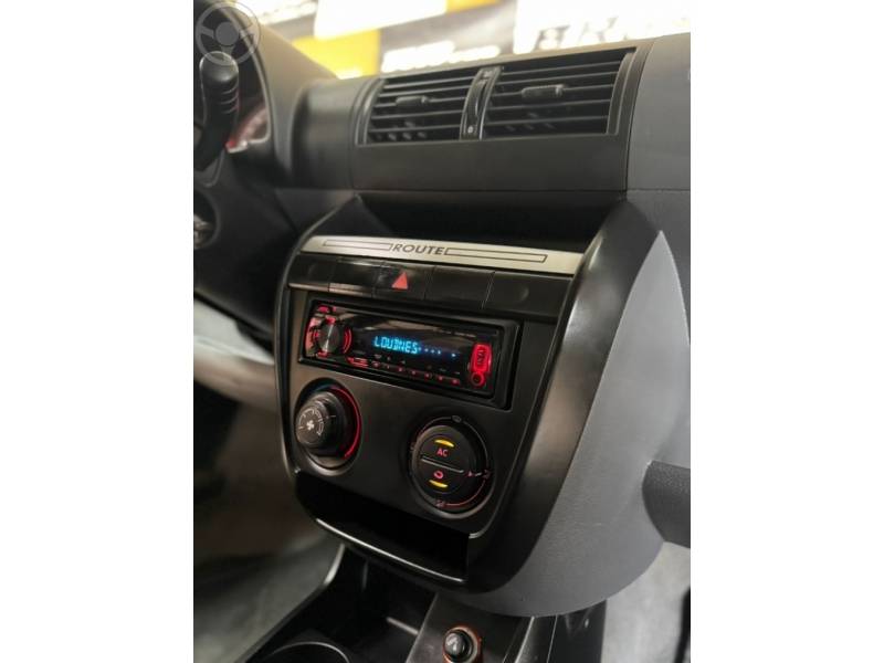 VOLKSWAGEN - FOX 1.6 MI ROUTE 8V FLEX 4P MANUAL - 2009/2009 - PRATA - R$ 33.900,00