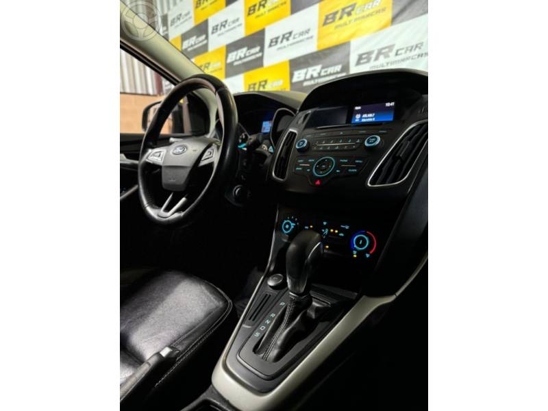 FORD - FOCUS 2.0 SE SEDAN 16V FLEX 4P AUTOMÁTICO - 2017/2018 - BRANCA - R$ 63.900,00