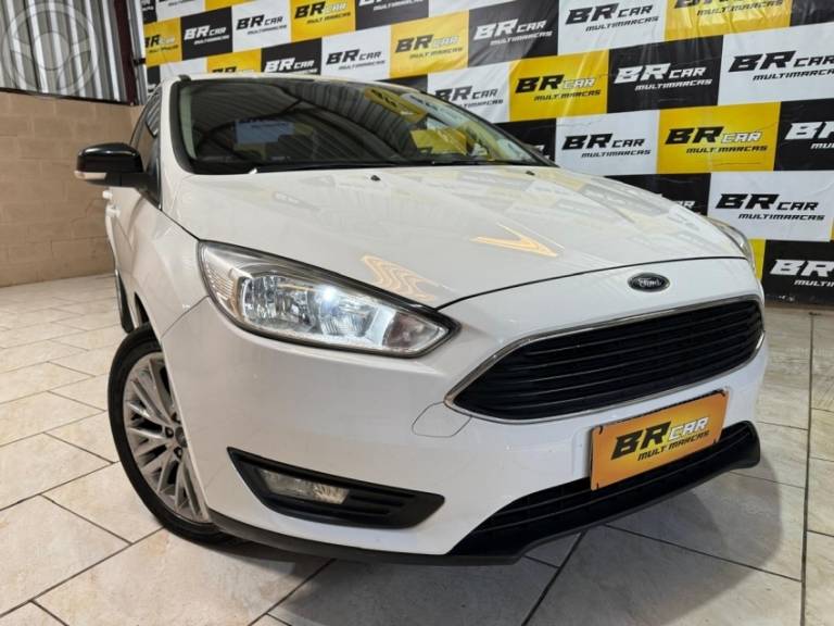 FORD - FOCUS 2.0 SE SEDAN 16V FLEX 4P AUTOMÁTICO - 2017/2018 - BRANCA - R$ 63.900,00