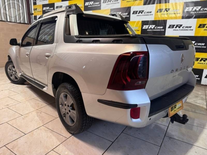 RENAULT - DUSTER OROCH 1.6 16V FLEX DYNAMIQUE 4P MANUAL - 2015/2016 - PRATA - R$ 69.900,00