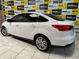 FORD - FOCUS 2.0 SE SEDAN 16V FLEX 4P AUTOMÁTICO - 2017/2018 - BRANCA - R$ 63.900,00