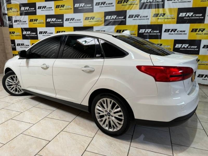 FORD - FOCUS 2.0 SE SEDAN 16V FLEX 4P AUTOMÁTICO - 2017/2018 - BRANCA - R$ 63.900,00