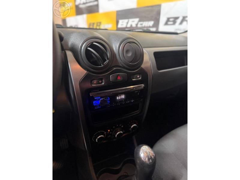 RENAULT - SANDERO 1.0 AUTHENTIQUE 16V FLEX 4P MANUAL - 2013/2014 - PRETA - R$ 31.900,00